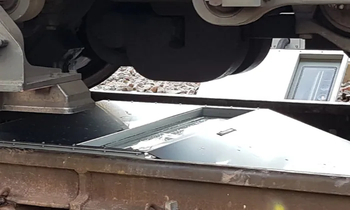 Scanner de châssis pour le secteur ferroviaire, installé sur une voie ferrée