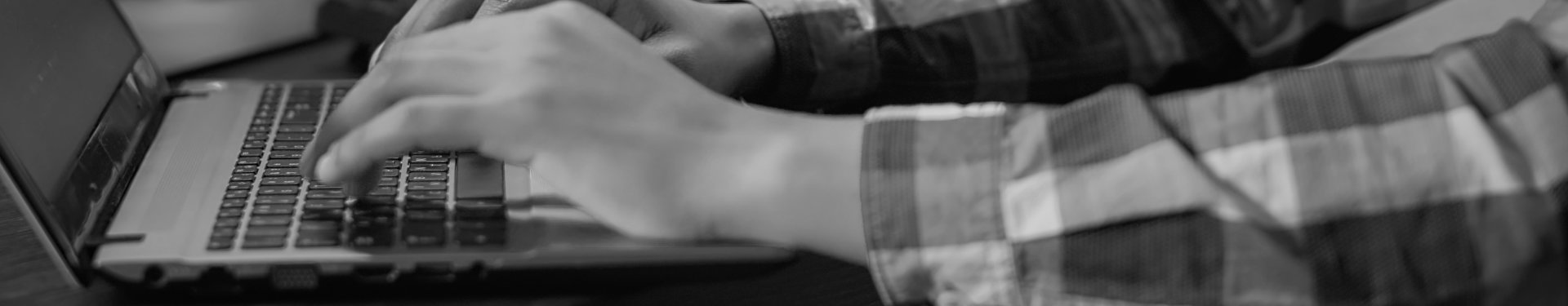 focus sur les mains d'un développeur informatique - N&B