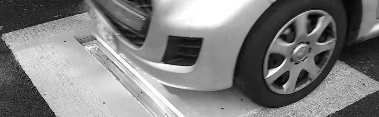 Véhicule passant au-dessus d'un scanner de châssis